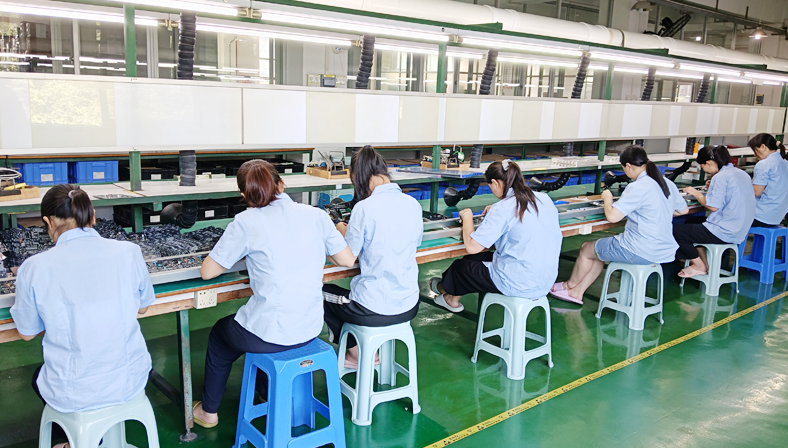 车库门下的电动汽车充电桩